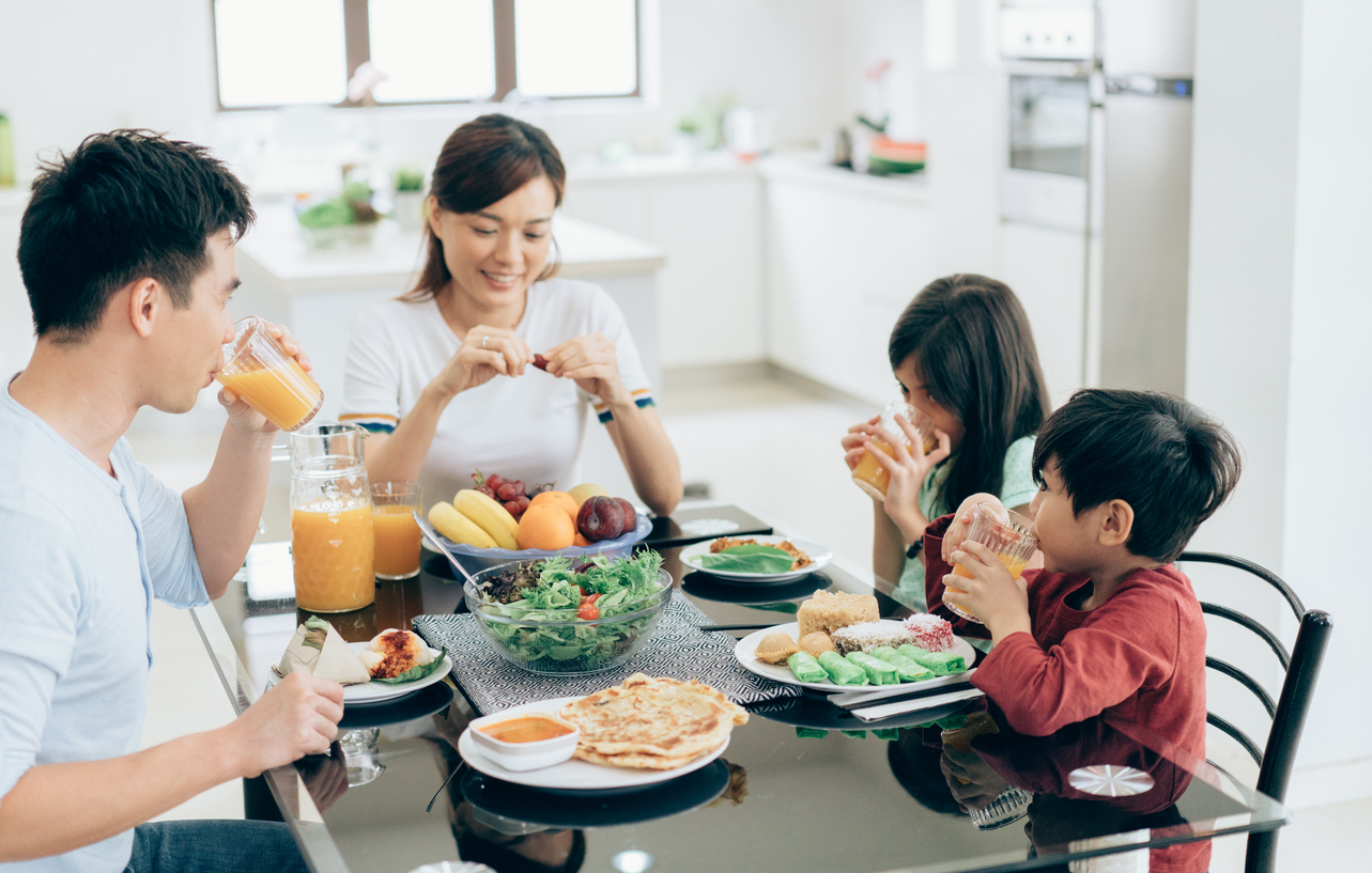 Une famille prenant un repas autour d’une table